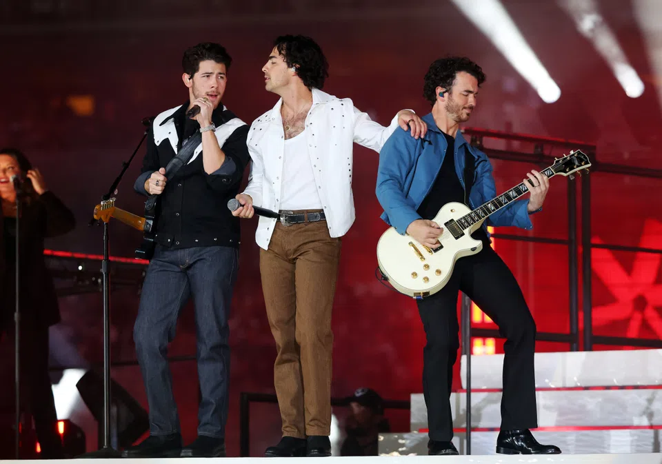Jonas Brothers se apresentam no intervalo do primeiro jogo na Austrália