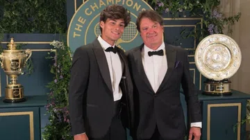 Guto Miguel, campeão juvenil de duplas em Wimbledon, brilha na cerimônia de encerramento do Grand Slam, representando o Brasil ao lado de Ziga Sesko.