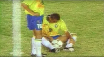 Atacante do São José-SP xixi em campo: confira casos de grandes jogadores